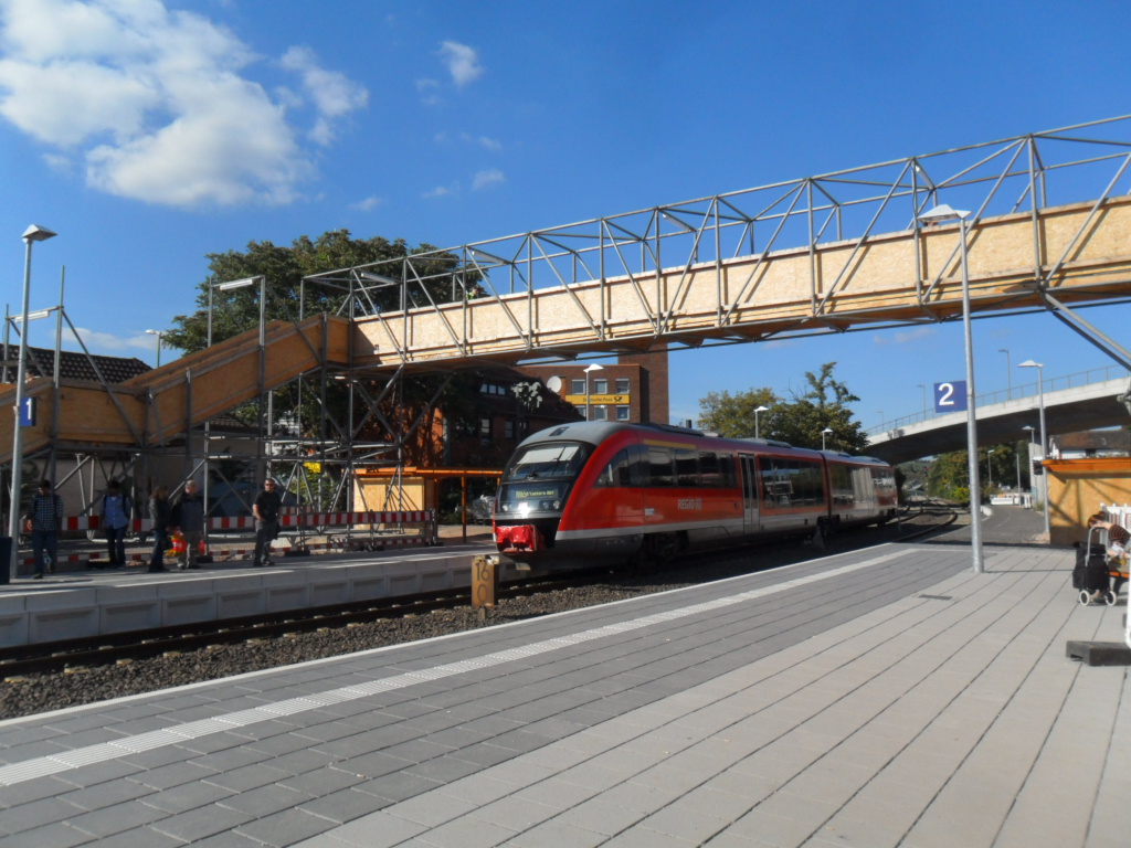Ein Desiro der Baureihe 642 fhrt als RB65 Bingen-Kaiserslautern in den Bahnhof Bad Kreuznach ein. Im Rahmen der Bahnhofserneuerung Bad Kreuznach wurden die Bahnsteige abgerissen und etwas weiter solche modernen Bahnsteige hingebaut. Auch die Unterfhrung wurde abgebaut, dafr wurden Holztreppen, wie man sie hier sieht, aufgebaut. Sptsommer 2012.