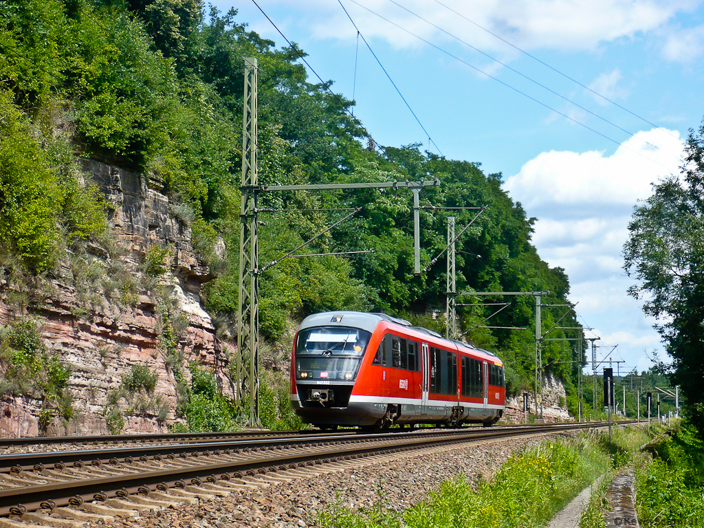 Ein Desiro erreicht auf seiner Fahrt als RB von Jena Saalbahnhof nach Pößneck unterer Bahnhof in Kürze den Bahnhof Kahla (Thür). (17.06.2011)