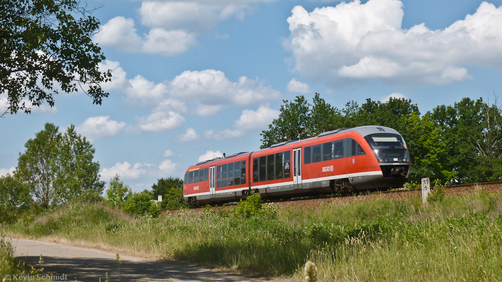 Ein Desiro erreicht den südlichen Leipziger Stadtrand zwischen Knautnaundorf und Leipzig-Knauthain als RE Saalfeld - Leipzig. (27.05.2012)