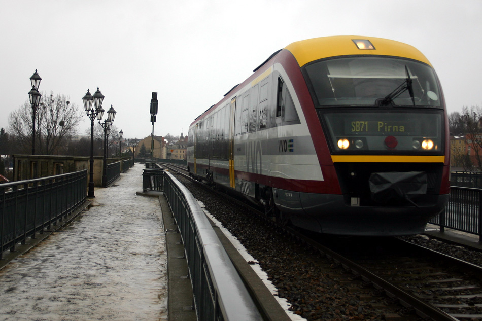 Ein Desiro der Stdtebahn Sachsen kommt aus Richtung Neustadt ber die Elbebrcke geschlichen und erreicht gleich den Endbahnhof Pirna; 12.12.2010