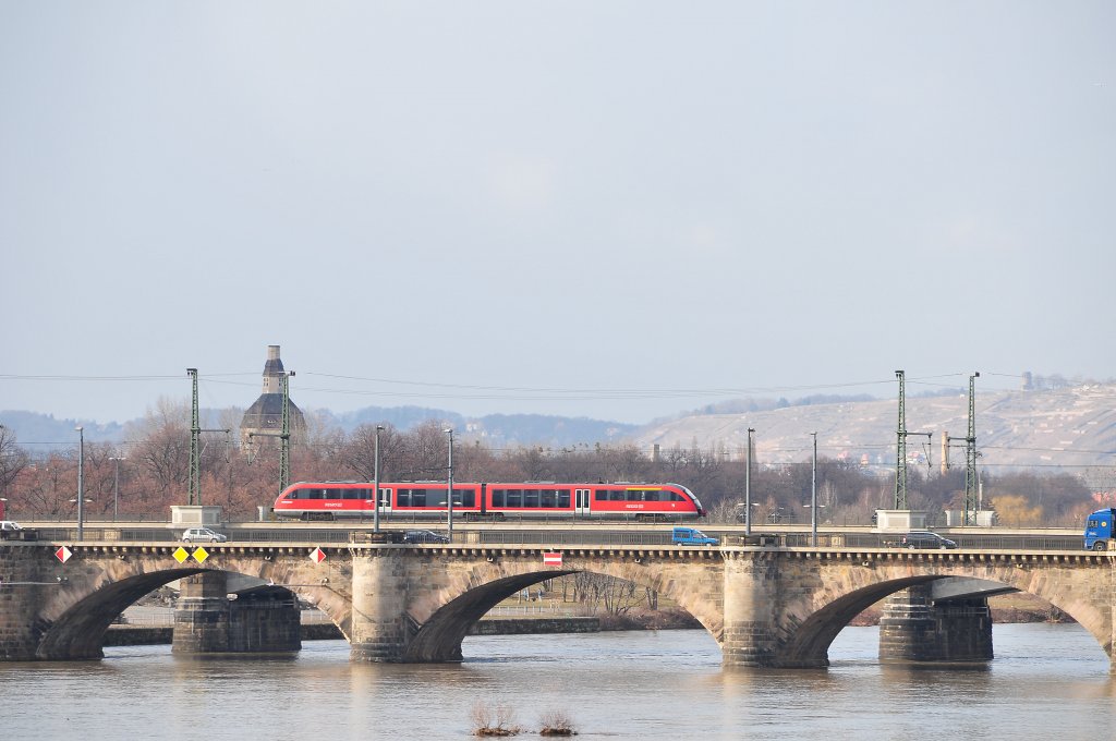 Ein Desiro berquert am 04.03.10 die Elbe in Dresden