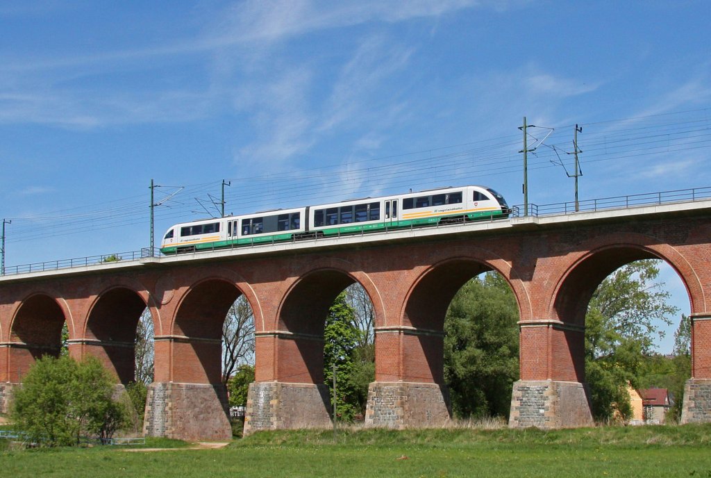 Ein Desiro der Vogtlandbahn befhrt am 7.05.2011 den Rmertalviadukt in Steinpleis in Richtung Zwickau.
