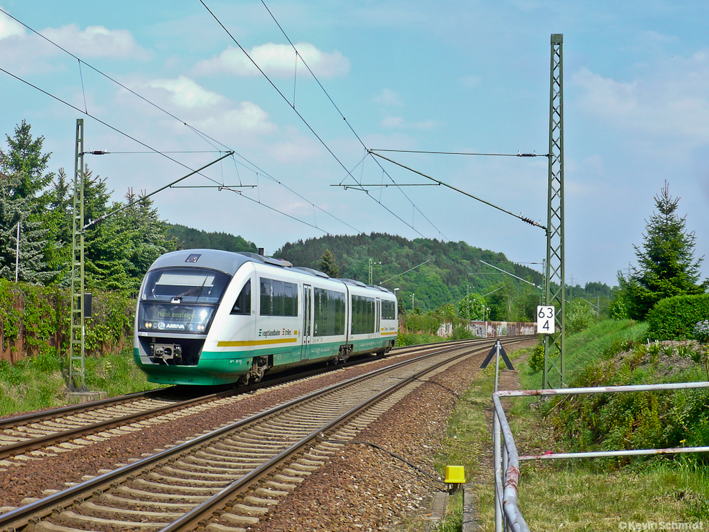 Ein Desiro der Vogtlandbahn ist bei Falkenau unterwegs in Richtung Zwickau. (14.05.2011)