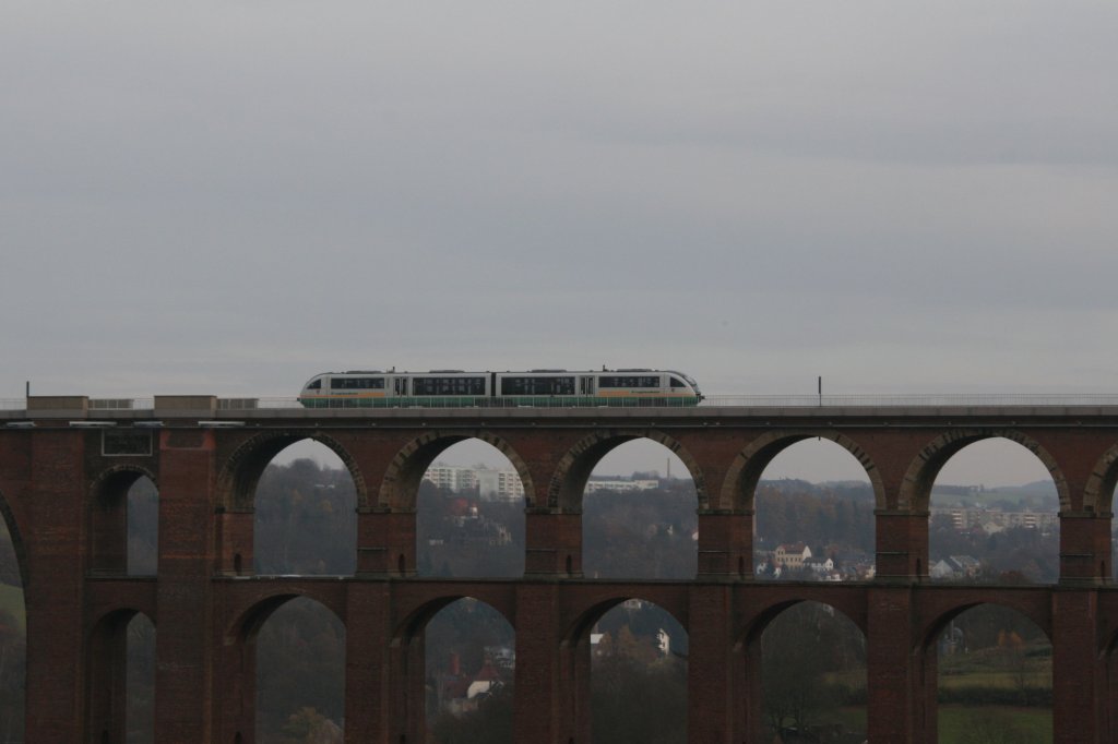 Ein Desiro der Vogtlandbahn berfhrt am 13.11.09 das Gltzschtalviadukt.