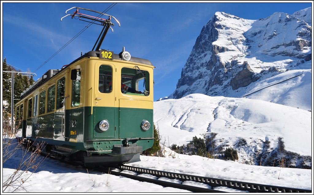 Ein Dienstzug mit dem BDhe 4/4 102 vor der Kulisse der Eigernordwand. (13.11.2012)