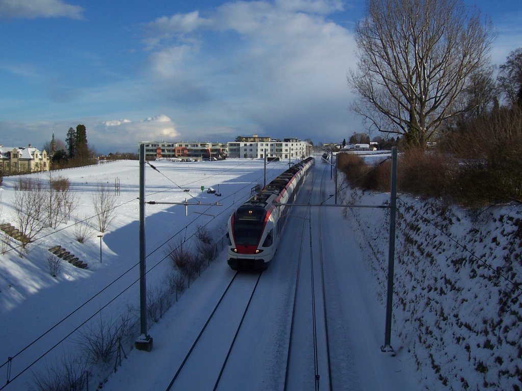Ein Dienstzug Richtung Kreuzlingen hat am 30.01.2010 gerade R 9843 passiert (rechts im Hintergrund), der auf Grund der Eingleisigkeit der Strecke ab Kreuzlingen-Bernrain auf diesen Zug warten musste.