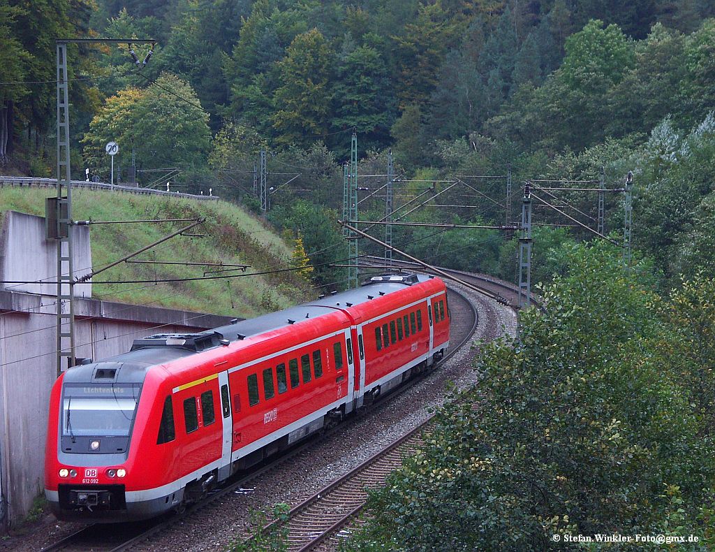 Ein Diesel 612er Tw unter Fahrdraht auf der Frankenwaldrampe unterhalb der Fischbachsmhle auf Bergfahrt gen Ludwigsstadt von Thringen kommend.