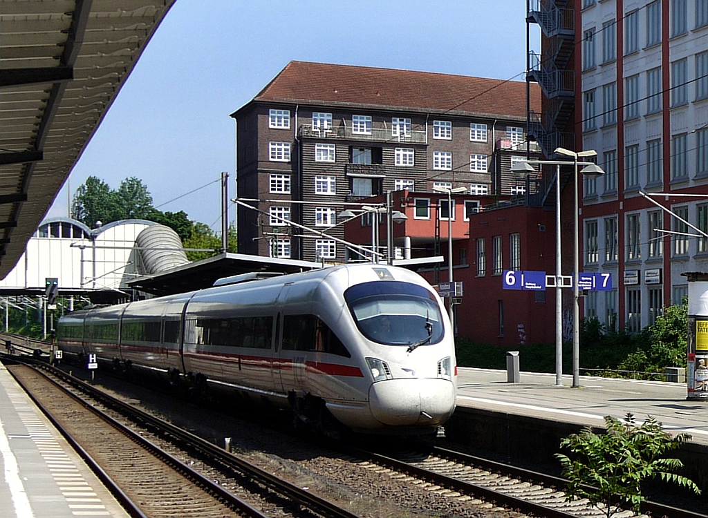 Ein Diesel-ICE der Dnischen Staatsbahnen auf dem Weg Richtung Hauptbahnhof durchquert die Hamburger S-Bahnstation  Hasselbrook . 8.6.2013
