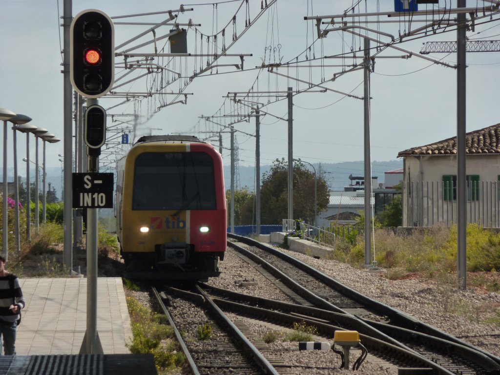 Ein Dieseltriebwagen auf dem Weg von Manacor nach Palma bei der Einfahrt in Inca am 21.10.2011. Die Elektrifizierung ist bereits weitgehend fertiggestellt.