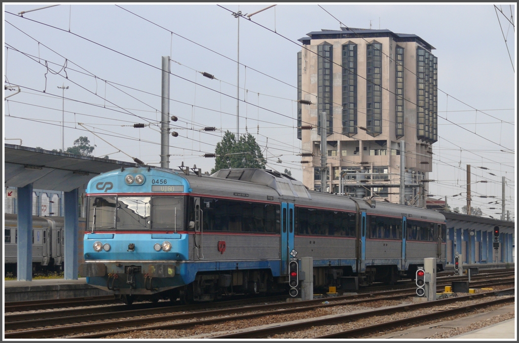 Ein Dieseltriebzug der BR450, hier die Nr 0456, stellt die Verbindung von Porto ins spanische Vigo her und verlsst soeben Contumil. (17.05.2011)