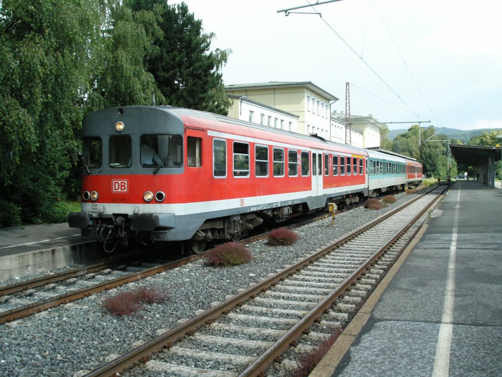 Ein Dieseltriebzug der DB-Baureihe 624 steht am 10.07.2004 in dem, was vom Iserlohner Hauptbahnhof noch brig geblieben war - eine Verbindungen zwischen den beiden Strecken nach Letmathe und Schwerte war damals schon nicht mehr vorhanden, Umlauf- und Abstellmglichkeiten gab es sowieso nicht mehr.