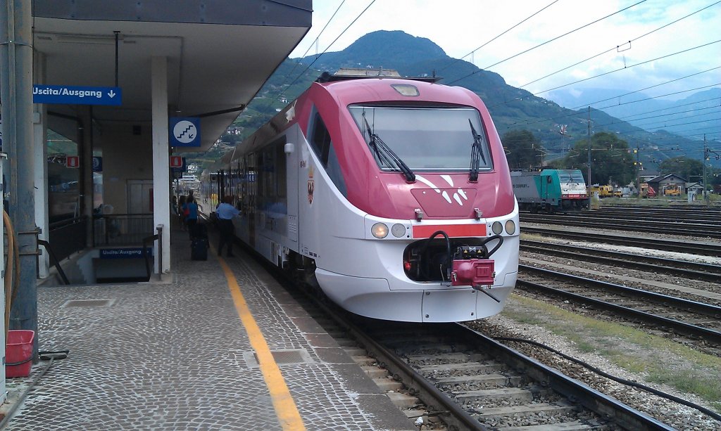 Ein Dieseltriebzug der Trenitalia steht am 20.07.2012 in Bozen / Bolzano. 