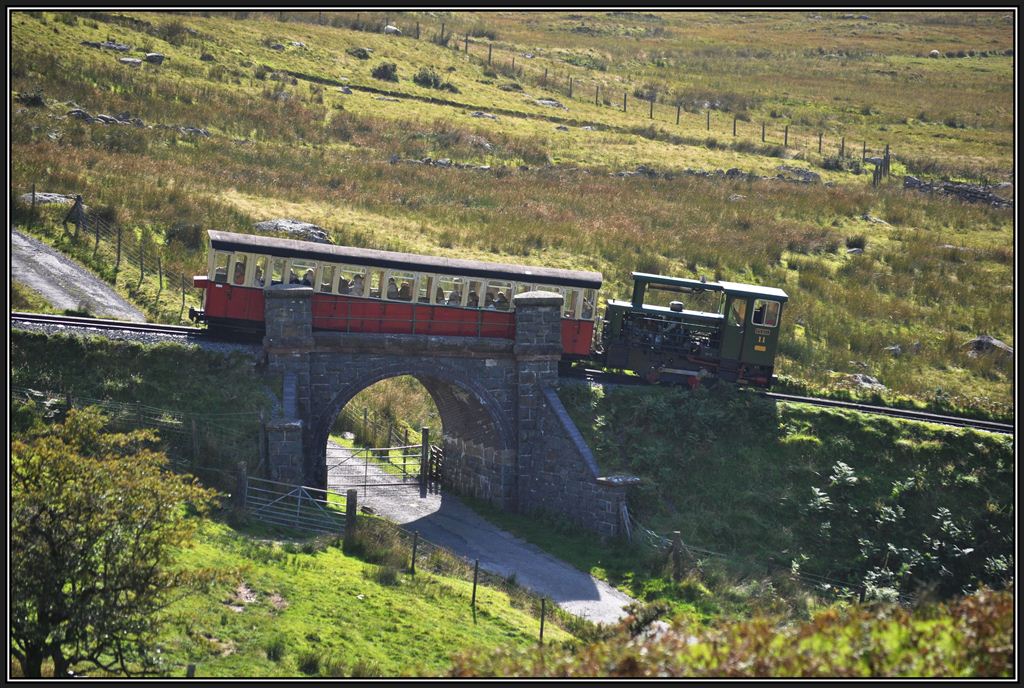 Ein Dieselzug kreuzt die einzige nicht �ffentliche Strasse, die den Schafbauern im Tal als Zugang dient. (06.09.2012)