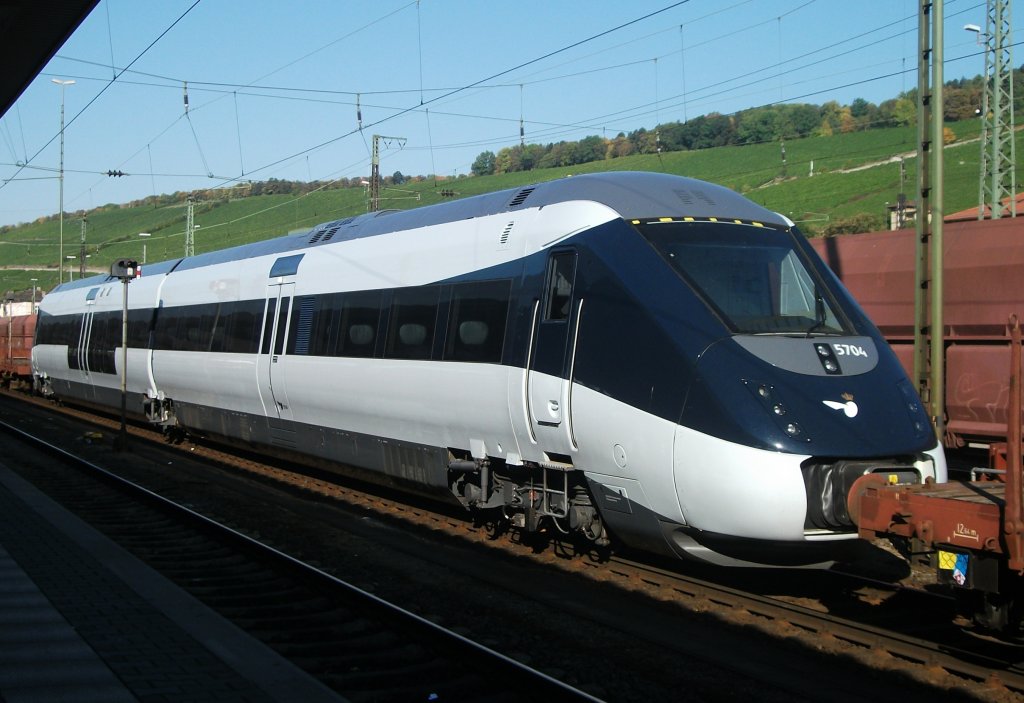 Ein Dnischer Triebzug der Gattung IC 2 der DSB steht am 02.Oktober 2011 als berfhrung im Bahnhof Wrzburg.