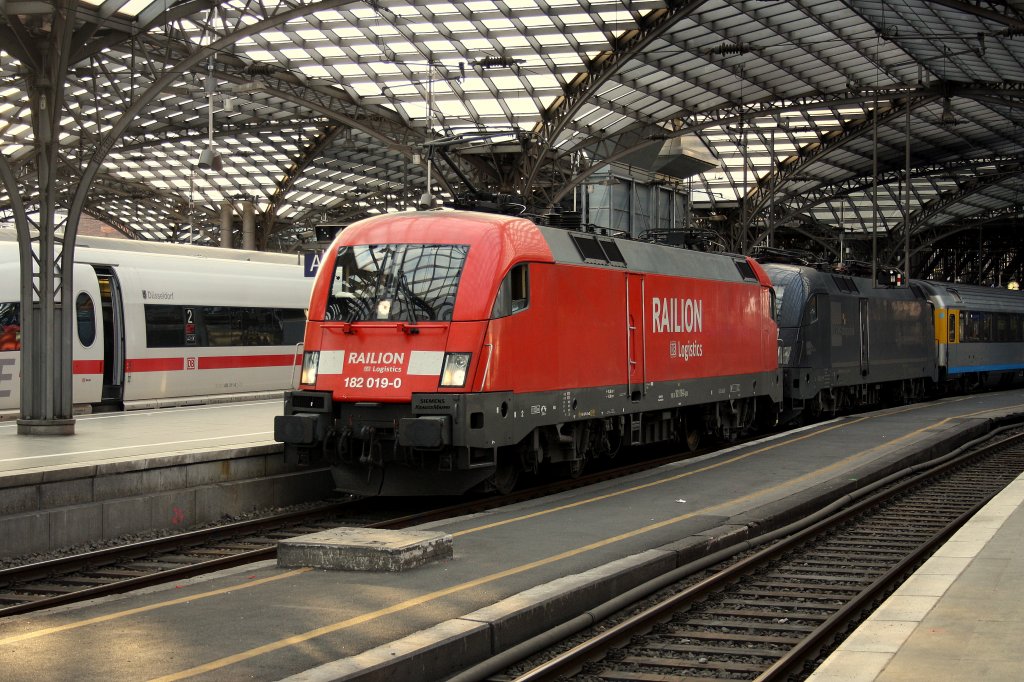 Ein doch etwas ungewhnliches Doppel: 182 019 und 182 067 in Kln Hbf