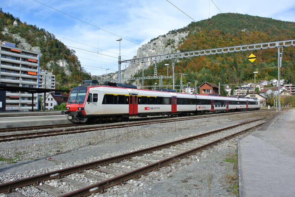 Ein Domino als Regio 5253 bei Einfahrt in Moutier, 18.10.2012.