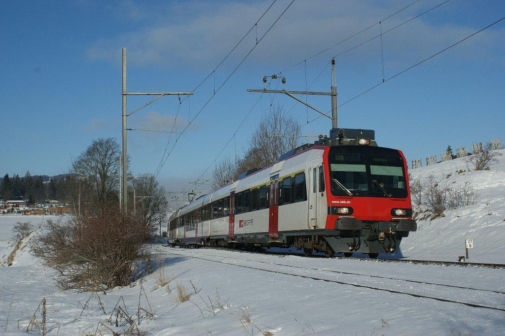 Ein DOMINO als Regio Express nach Neuchatel kurz nach La Chaux-de Fonds am 18. Januar 2010