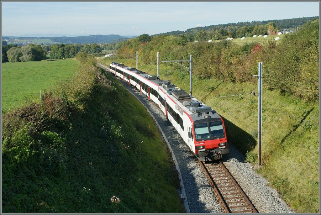 Ein Domino erreicht als S21 von Payerne nach Lausanne in Krze Palzieux. 
5. Okt. 2012
