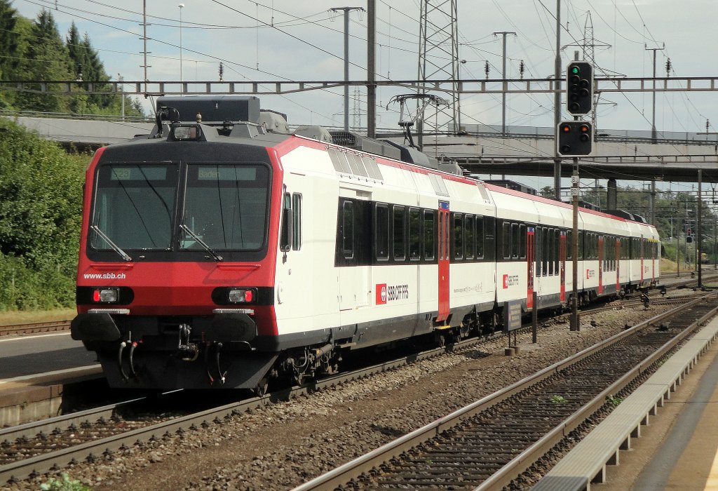 Ein Domino mit dem Triebwagen RBDe 560 219-8 verlsst am 01.09.11 Othmarsingen als S23 nach Baden.