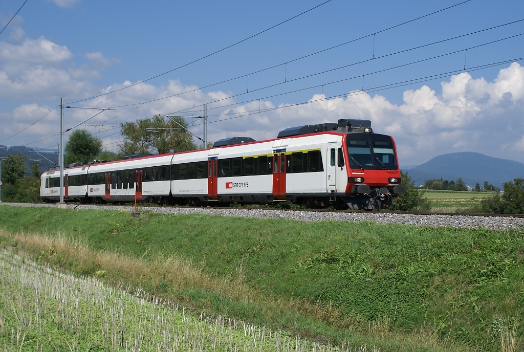 Ein Domino nhert sich am 21.8.10 als Regio 4726 Bevaix.