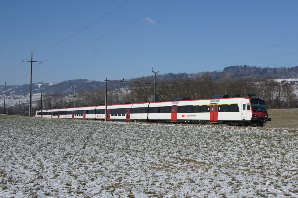 Ein Domino nhert sich am 3.2.12 als RE 2618 Allaman.