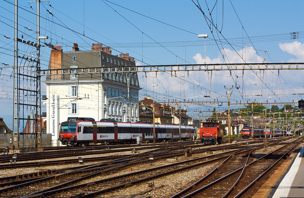 Ein DOMINO (SBB RBDe 560) bei der Ausfahrt aus dem Bahnhof Lausanne am 28.05.2012. Rechts ist die SBB Ee 934 553-0 (ex Ee 3/3 IV - 16 553) abgestellt, weiter hinten die Zge sind ebenfalls abgestellt.