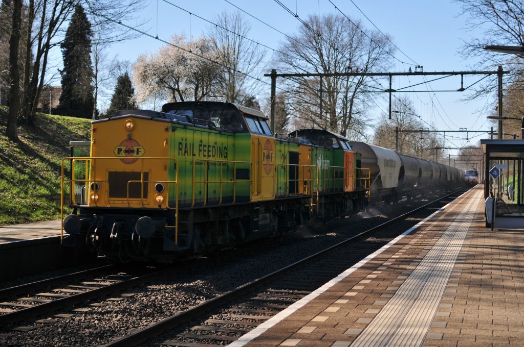 Ein Doppel 203 von Rail Feeding und BAM mit Siloz�g bei Durchfahrt von Oosterbeek am 25 marz 2012.