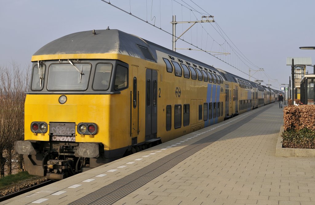 Ein Doppel DD AR ( Amsterdam - Breda) fhrt mit 140 km durch bf Hillegom am 15.03 2011.