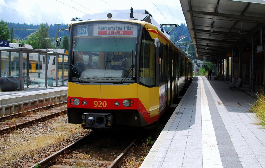 Ein doppel mit TW 920 und TW 866 wartet hier mit S31  Eilzug  Freudenstadt Hbf - Karlsruhe Hbf auf die reise durch das schne Murgtal am 29. 07 2010.