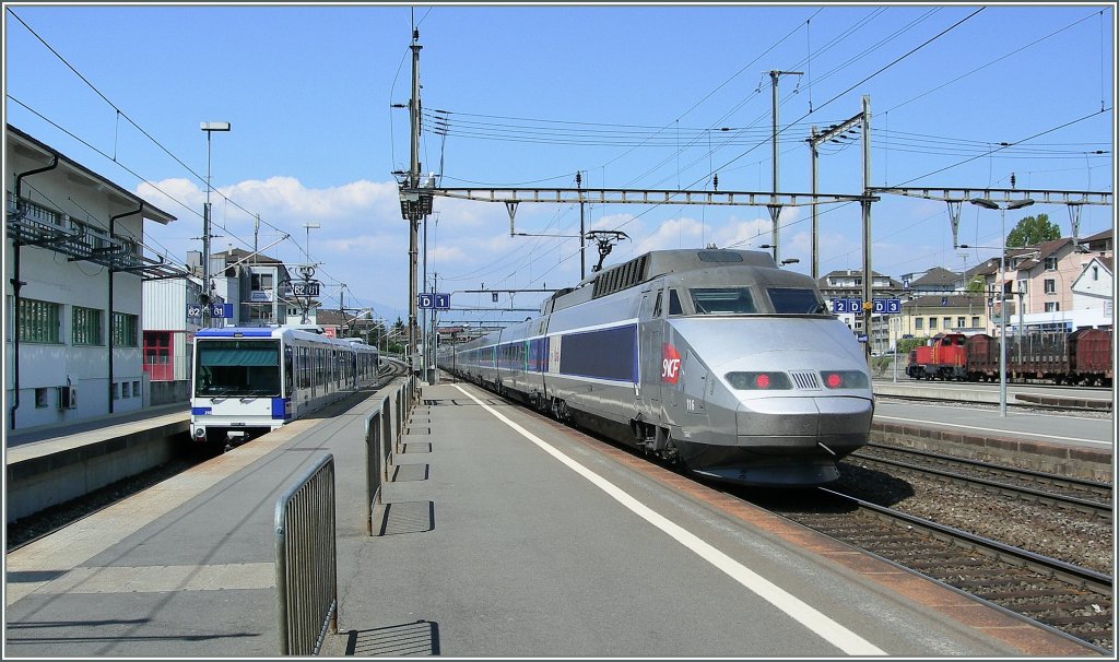 Ein Doppel-Nachschuss auf zwei ungleiche Züge und doch wird der langsamere eher an seinem Ziel sein als der schnellere. 
TGV Lyria nach Paris Gare de Lyon und ein TL Bem 4/6 (Bem 558) nach Lausanne Flon in Renens VD am 18.04.2011.
