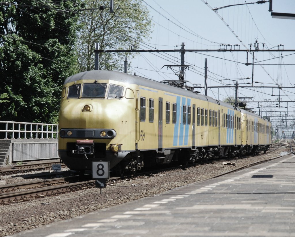 Ein doppel plan V mit regionalzug Uitgeest - Rotterdam CS beim einfahrt in Bhf Gouda !