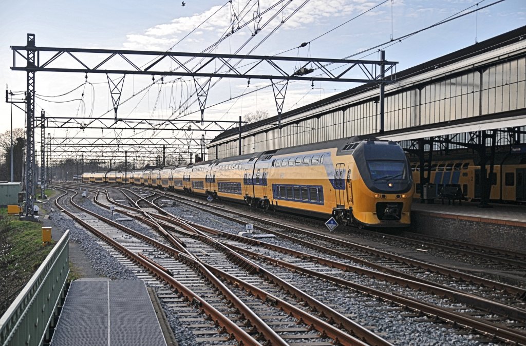 Ein doppel VIRM 8700 (12x) ist mit |IC 2250 unterwegs nach Amsterdam, hier bei Einfahrt von Bf Haarlem am 20 marz 2012.