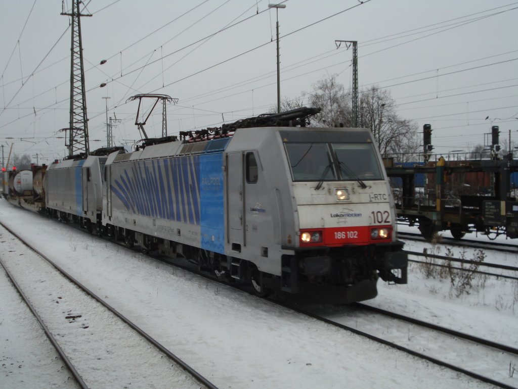 Ein Doppelpack aus zwei Lokomotion 186 zieht am 01.12.10 einen Kombiverkehrganzzug durch Mnchen-Trudering.