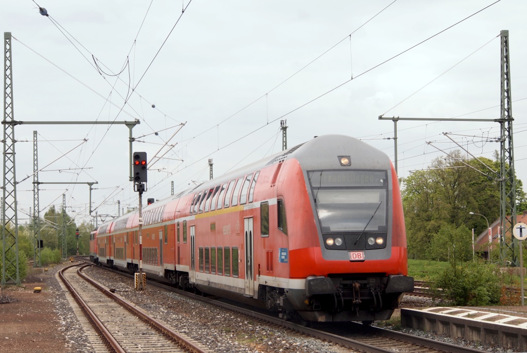 Ein Doppelstock-RE nach Treuchtlingen erreicht am 6.5.13 Pleinfeld. Die Schrze des Steuerwagens wurde scheinbar vor kurzem erneuert.