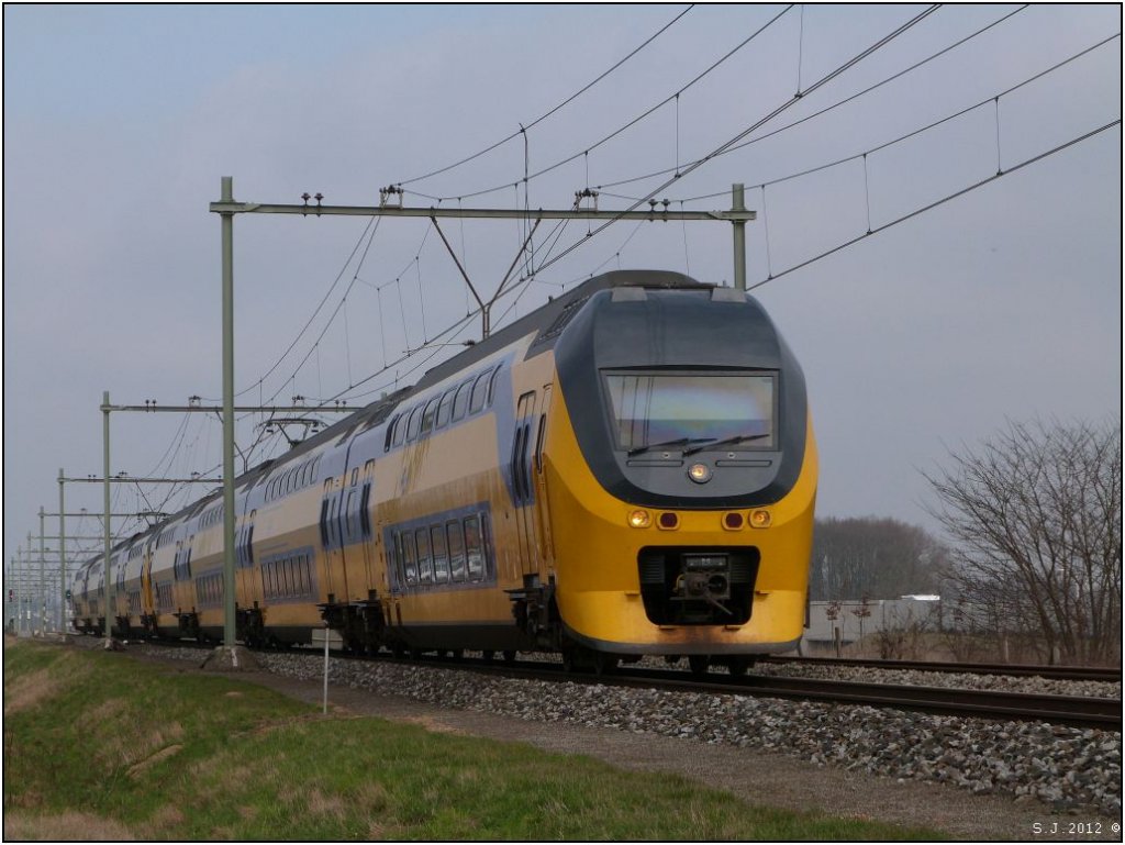 Ein Doppelstock Triebzug vom Typ Virm ist bei Sittard unterwegs. Aufnahme vom
M�rz 2012 in den Niederlanden.
