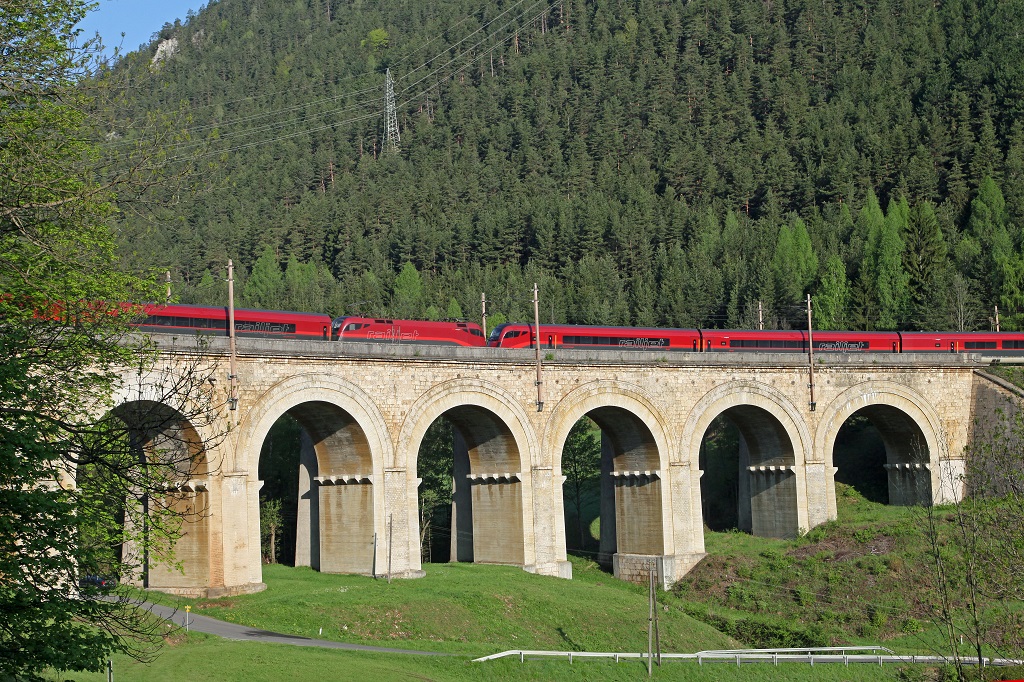 Ein doppelte Railjetgarnitur (RJ731) ist am 9.05.2013 auf der Bergfahrt ber den Adlitzgrabenviadukt unterwegs.