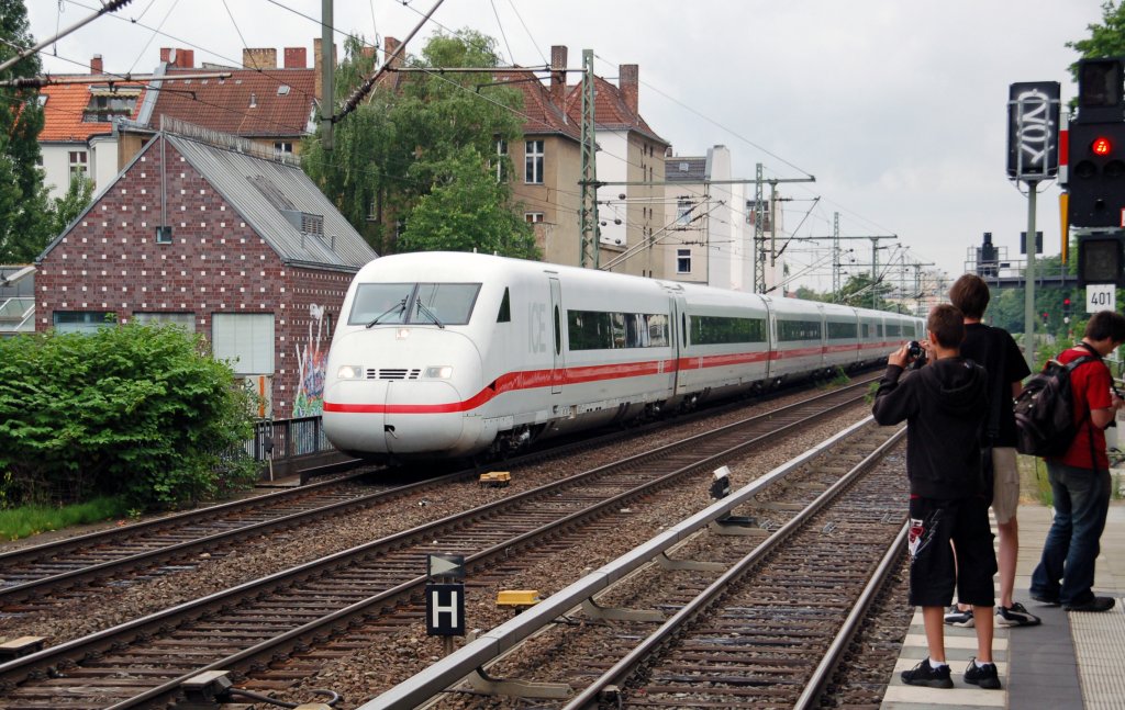 Ein doppelter ICE 2 f�hrt am 12.06.10 am Savignyplatz vorbei Richtung Hbf. Rechts stehen noch Steve, Valentin und Christopher.