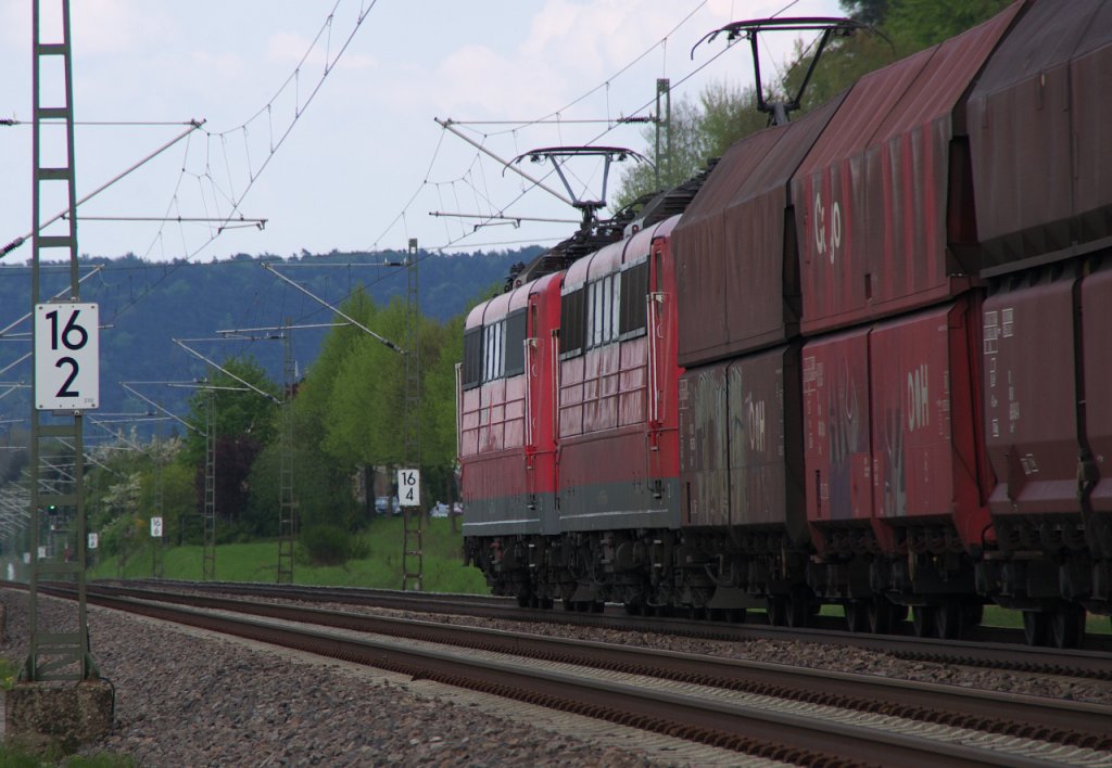 Ein doppeltes Lottchen - 151 087 und eine weitere 151er bringen leere Kohlewagen durch die Pfalz.
Es mte eine Fuhre aus Dillingen gewesen sein.

05.05.2013 - Bahnstrecke 3280 Homburg - Ludwigshafen beim ehemaligen Bahnposten 20 in Vogelbach, heute ein Ortsteil von Bruchmhlbach - Miesau.