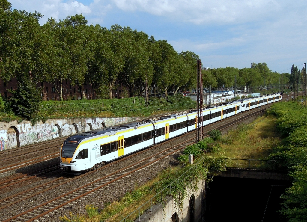 Ein Doppeltriebzug der  Eurobahn  - unterwegs zum Hauptbahnhof - berquert die Tunneleinfahrt der hier abzweigenden, nur noch eingleisig betriebenen Strecke Richtung Sden. Dsseldorf-Derendorf, 15.8.2012