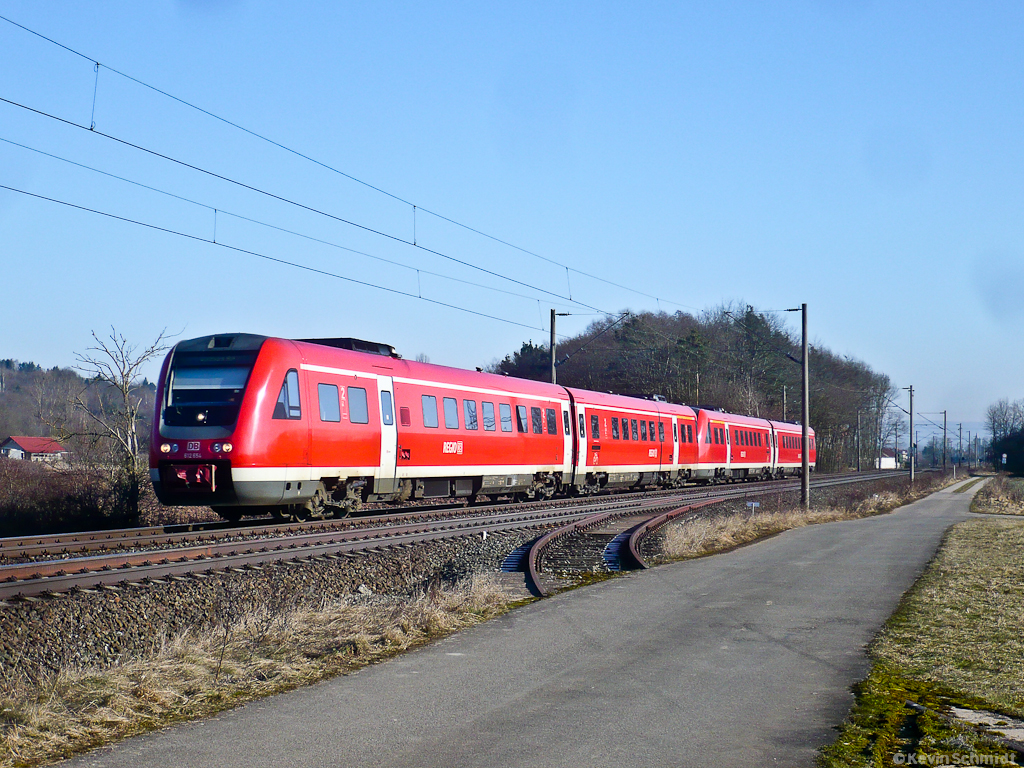 Ein Doppelverband aus VT 612 ist als RE 3004 aus Bayreuth Hbf unterwegs auf der Mainfrankenbahn bei Oberhaid zur Fahrt nach Würzburg Hbf. (29.01.2011)