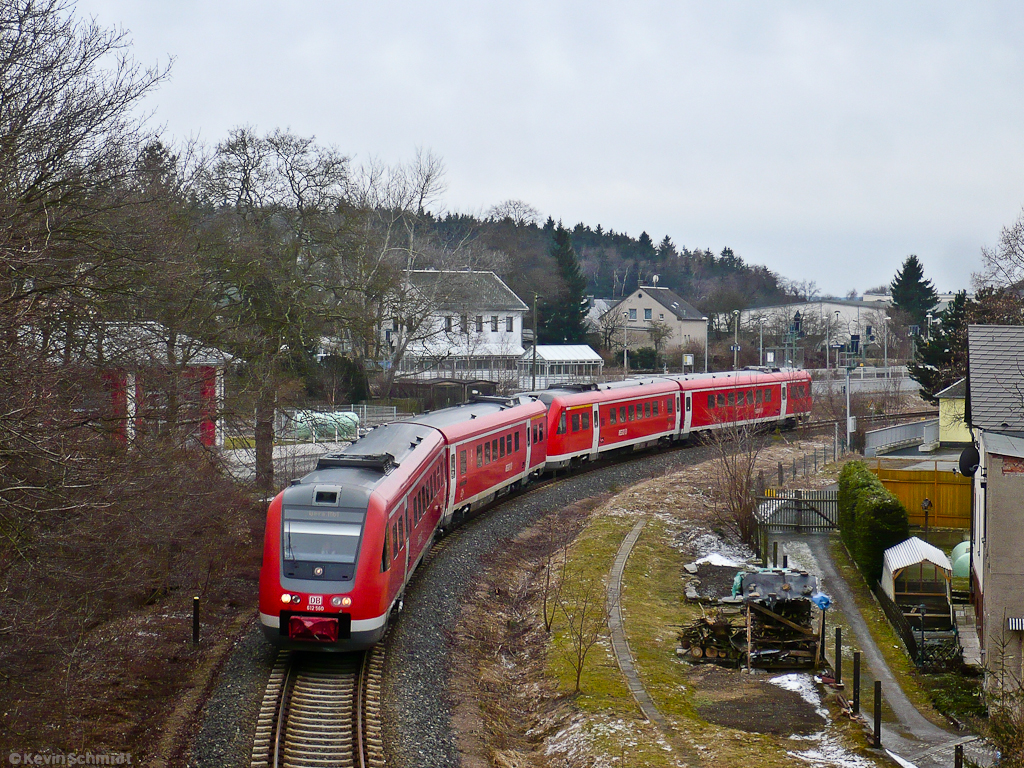 Ein Doppelverband VT 612 verlässt den Bahnhof Mehltheuer auf Gleis 4 und biegt auf die KBS 546 zur Fahrt nach Gera Hbf über Weida ab. (12.02.2011)