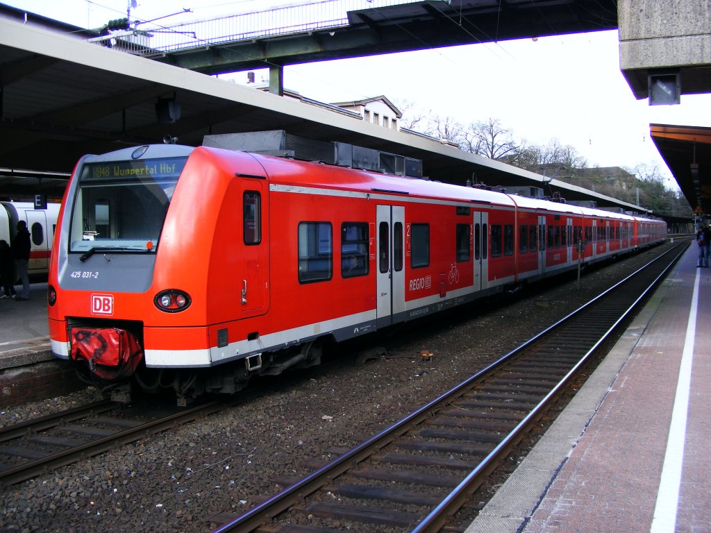 Ein Doppelzug der DB-Baureihe 425 im Wuppertaler Hauptbahnhof, 31. Mrz 2010.
