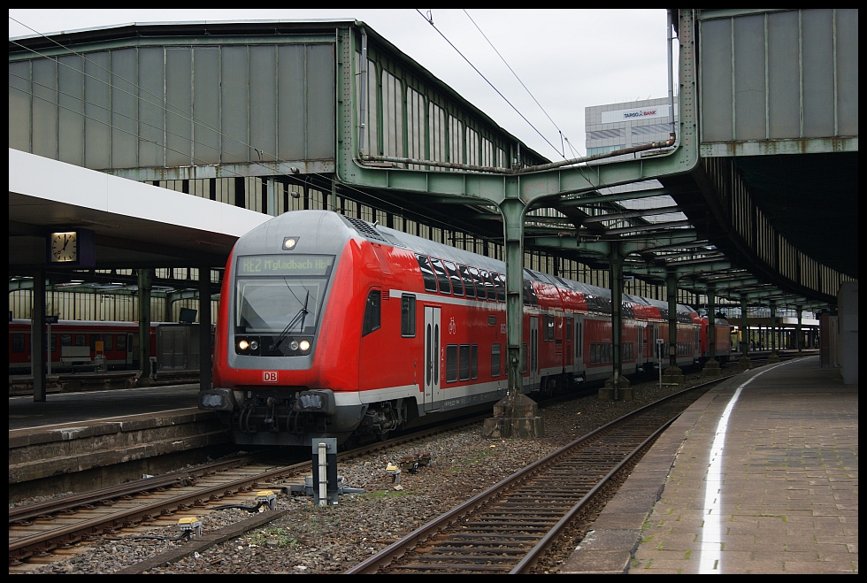 Ein Doso der Bauart 766 auf dem RE2 mit ausnahmsweise 3 Wagen bei der Abfahrt aus Duisburg Hbf (Schublok 146 013)