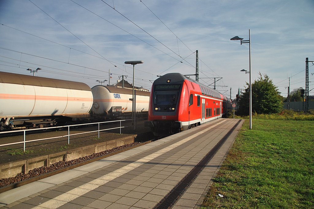 Ein Dosto fhrt am 08.10.2010 in Lehrte auf Gleis 11 ein.
