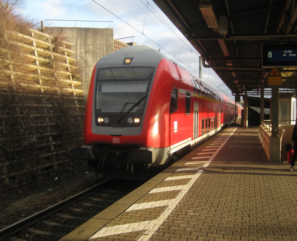 Ein Dosto-RE am 04.01.2012 in Vaihingen (Enz) als RE 19508 Stuttgart Hbf - Heidelberg Hbf. Mit ihm fuhr ich nach Bruchsal Bf. Sein nchster Halt ist der Bf von Mhlacker. Die Aufnahme entstand am recht schnen Nachmittag des 02.01.2012 in Vaihingen (Enz).