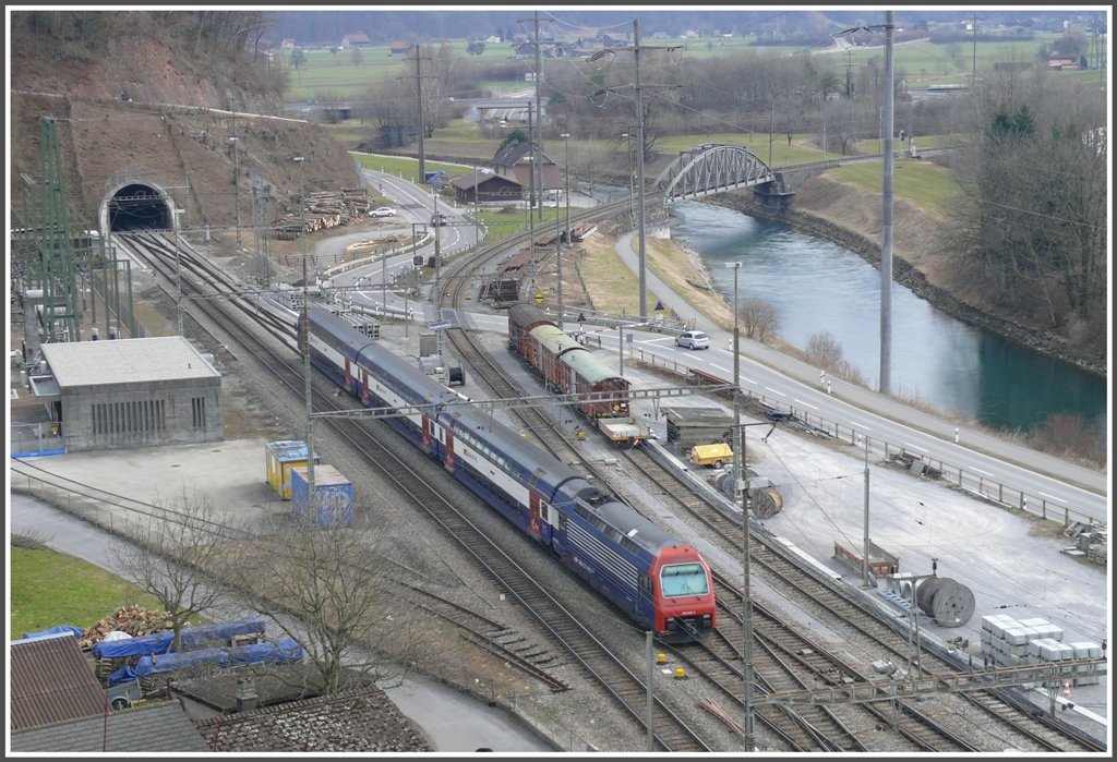 Ein Dosto der S-Bahn Zrich rangiert in Ziegelbrcke. Die Hauptstrecke fhrt durch das Tunnel Richtung Chur un die Linie rechts ins Glarnerland nach Linthal. (03.03.2010)