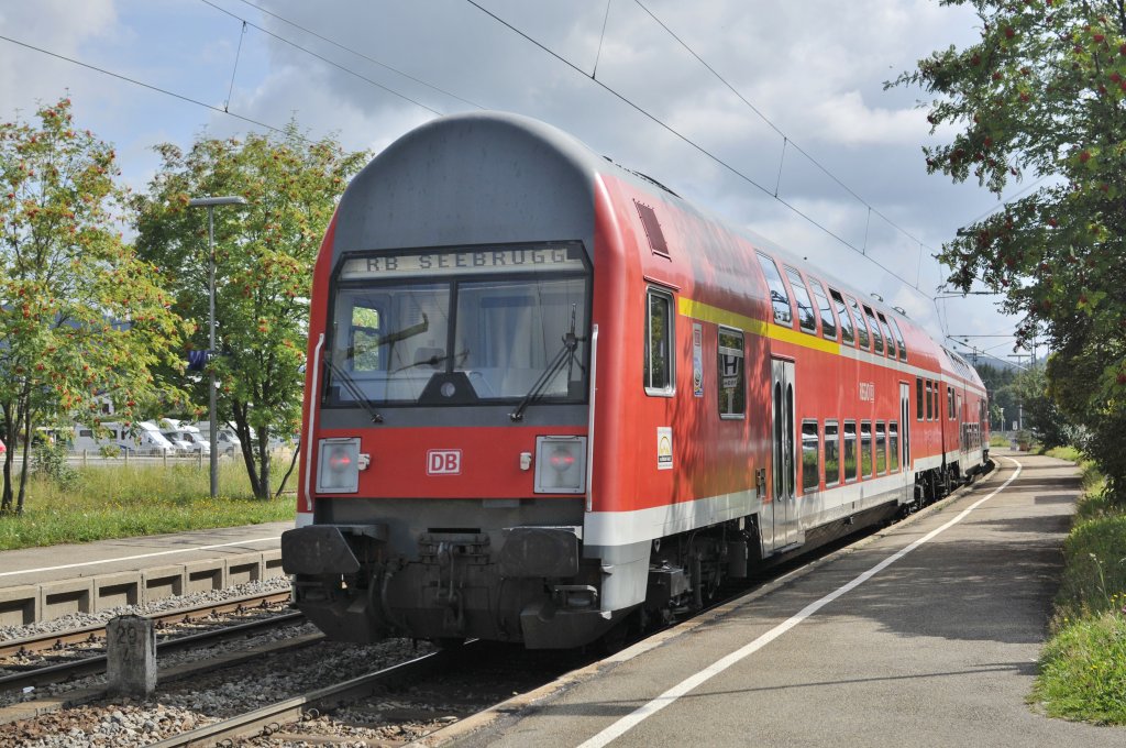 Ein Dosto Steuerwagen mit 143 350-1 als lok als RB nach Seebrugg bei Ausfahrt von Titisee (Schw) am 04.08 2011.