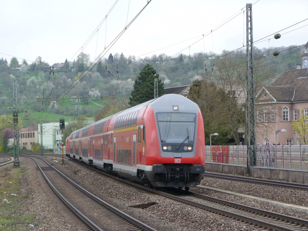 Ein Dosto Steuerwagen der Sdbahn am 19.04.13 als RE nach Ulm bei der Durchfahrt in Altbach! 