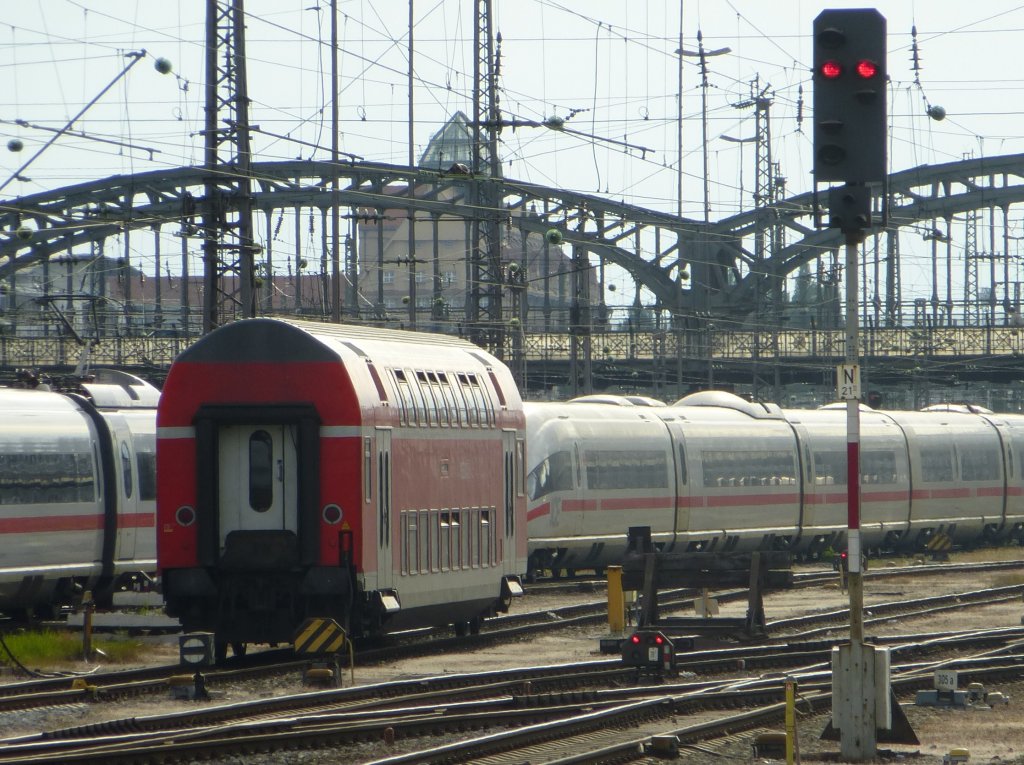 Ein Dosto-Wagen steht abgestellt im Gleisvorfed des Mnchner Hauptbahnhofs, 23.Mai 2013.