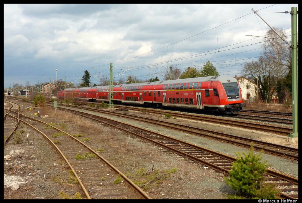 Ein Dosto-Zug geschoben von einer Lokomotive der Baureihe 111 verlsst gerade den Bahnhof Roth Richtung Treuchtlingen. Das Bild entstand von der alten Laderampe aus (ffentlich zugnglich). Leider wird die Laderampe demnchst auch Geschichte sein, denn die Bahn hat beschlossen die Rampe mit dazugehrigen Gleise und Weichen abzureien... (Bild vom 11. Mrz 2011)